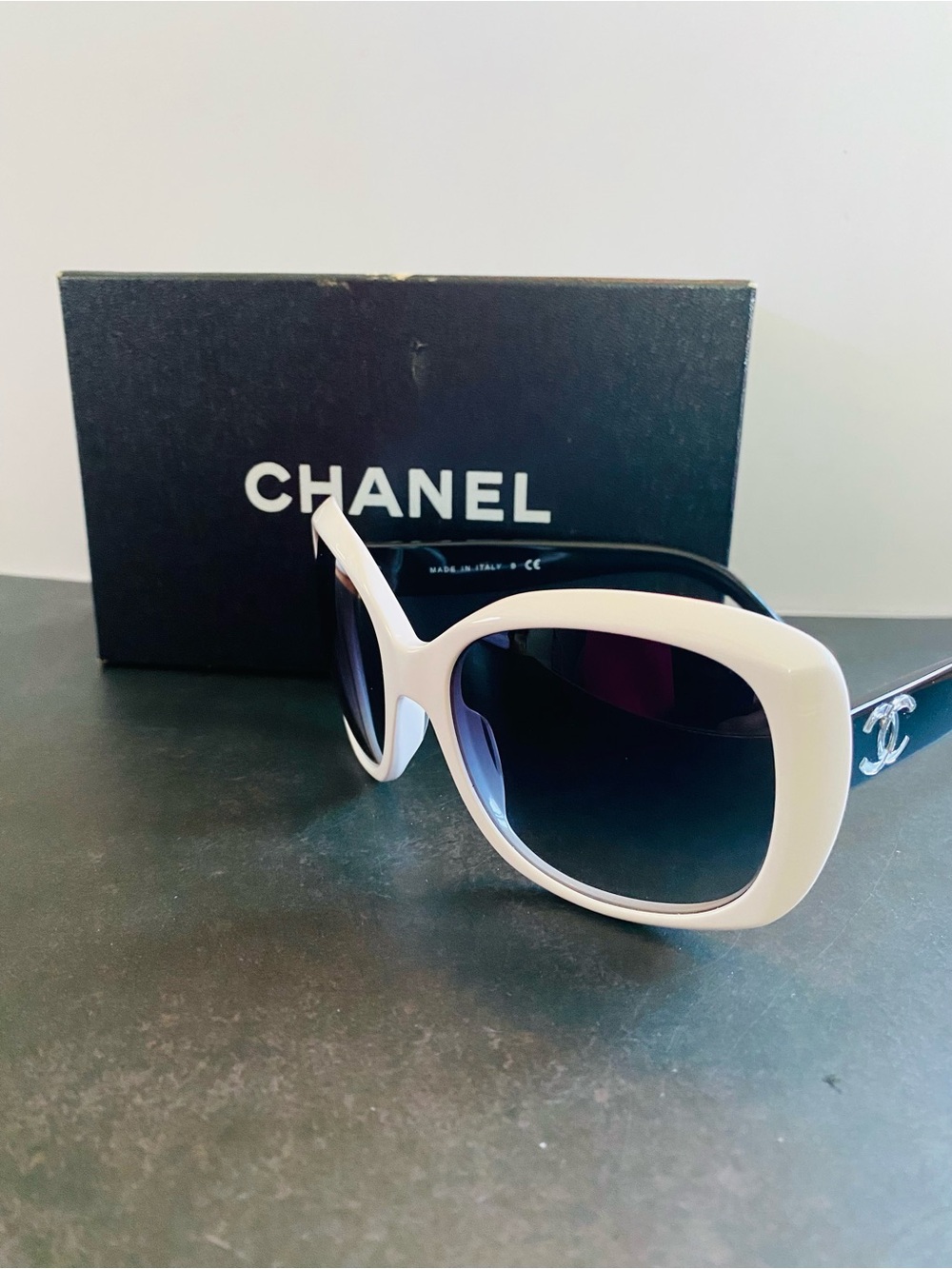 CHANEL 🍾HOST PICK ❤️Black and White Cat Eyed Over Sized Sunglasses Authentic